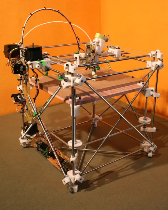 Drukarka RepRap Darwin z ramą z prętów gwintowanych i białymi łącznikami wydrukowanymi na innej drukarce